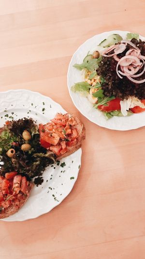 Bruschetta und kleiner gemischter Salat. at Beim Olivenbauer in Fuessen