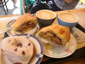 Desayuno at Shakespeare and Company Cafe in Paris