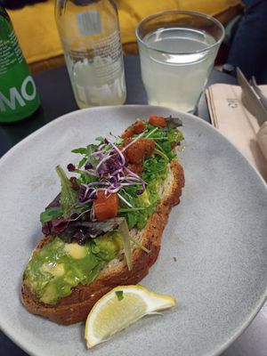 Avocado toast and lemonade at Wally's Coffee in Lille