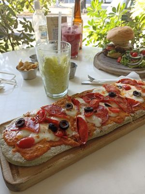 Mi esposo y yo celebramos nuestro primer aniversario aquí, todo es delicioso, él no es vegano por eso elegimos este lugar, todo lo vegano y no vegano es delicioso. La mayor parte at Calabacitas Tiernas Bistro in Zapopan