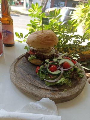 La hamburguesa "la favorita" es a base de lenteja principalmente, el queso es de papa y el pan también es vegano at Calabacitas Tiernas Bistro in Zapopan