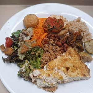 Buffet ao quilo com quiche de cebola at Reino Vegetal in Rio De Janeiro