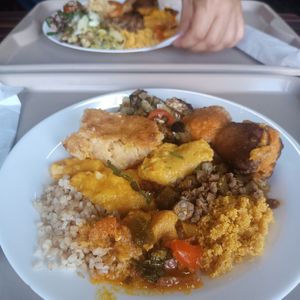 Buffet ao quilo com acarajé, burguer de grão-de-bico e gratinado de milho at Reino Vegetal in Rio De Janeiro