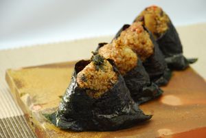 This is Japanese omusubi.
The rice is cooked germinated brown rice (GABA rice) with red azuki beans.
HIRYU's omusubi is very delicious and healthy.
Possible to eat in/take away at Hiryu in Kashiwa