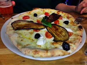 Me Gusta vegetarian pizza  at Slice Pizza in Lausanne