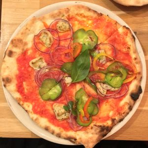 Rosa V pizza
MAKE SURE TO EMPHASIZE THE V (VEGAN) BECAUSE THEY BROUGHT OUT A NON-VEGAN ROSA AT FIRST!!!!! at Slice Pizza in Lausanne