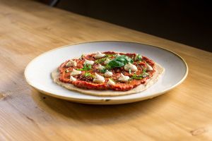 Pizza Margherita Raw

Raw pizza dough, cashew cheese, tomato sauce, basil, aromatic oil at Solo Crudo - Prati in Rome