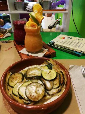 Lasaña de calabacines y zumos de remolacha y fruta variada al fondo at Delicias y Namaste in Fuerteventura