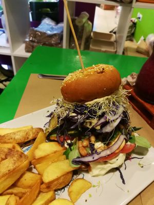 Súper hamburguesa con papas fritas  at Delicias y Namaste in Fuerteventura