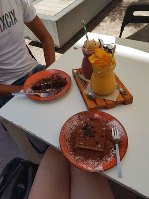 Cake and smoothies at Delicias y Namaste in Fuerteventura