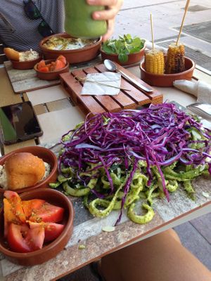 Raw noodles with pesto, hummus, bread and tomatoes (+ in the background: lasagna) at Delicias y Namaste in Fuerteventura