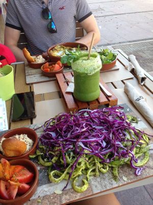 Raw noodles with pesto, hummus, bread and tomatoes (+ in the background: lasagna) at Delicias y Namaste in Fuerteventura