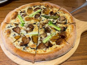 Vegan pizza with cashew cheese    at Ru if Vegan in Shanghai