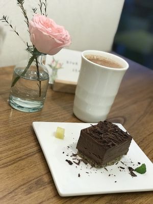Chocolate cake and crazy creamy got chocolate ❤️❤️❤️ at Ru if Vegan in Shanghai