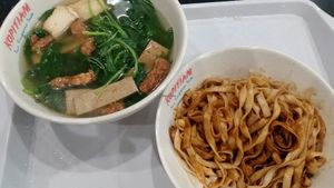 dry noodle with a bowl of soup at Xuan Miao Vegan 炫妙 - Compass One in Northeast Singapore