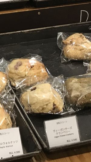 Vegan cheese cranberry muffin  at Guruatsu in Tokyo