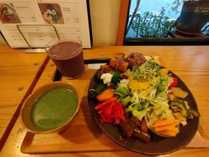 Lunch set with soup and a smoothie at Guruatsu in Tokyo