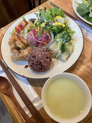 Lunch plate with soup  at Guruatsu in Tokyo