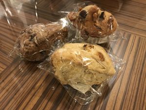 Scorns and a muffin at Guruatsu in Tokyo