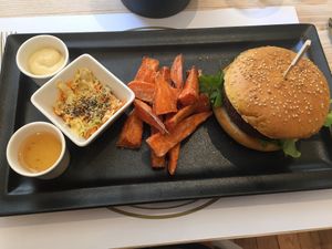 Curry-Burger mit Süsskartoffel-Chips at Die Leckerei in St Gallen