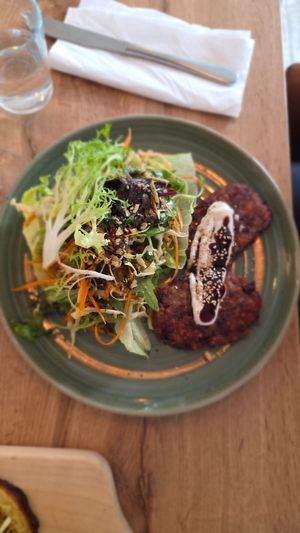 Salat mit knusprigen hausgemachten  Bohnenpatties at Cafe Mair's in Fredericia