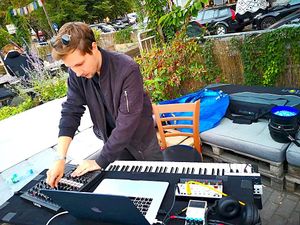 Schlindwein is doing music in our garden.  at Wildeküche in Berlin