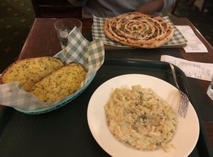 Vegan Mac & cheese, garlic bread, & cheeseburger pizza at The Green Lion Pub in Rozelle