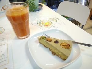 mango raw cake and carrot-ginger juice at Urban Orchard in Madrid