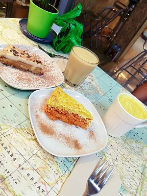 raw cakes, golden milk and smothiee at Urban Orchard in Madrid