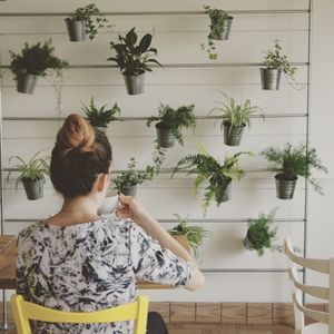 Un bon café devant notre mur végétal at Vegecafe Vertuose in Sherbrooke