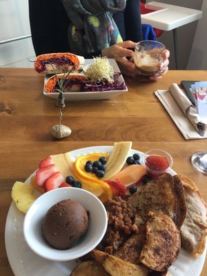 Assiette brunch at Vegecafe Vertuose in Sherbrooke