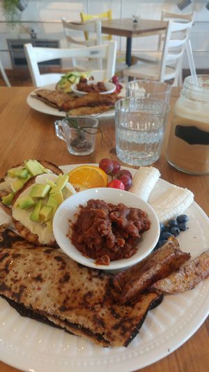 Miam ! Brunch créatif    Avec café latte lait de coco   at Vegecafe Vertuose in Sherbrooke