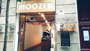 outside View at Moozen Smoothies in Barcelona