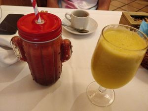 Drinks. On the left: smoothie with ginger. Right side: apple juice. Both fresh and tasty at Artemisa Sol - Huertas in Madrid