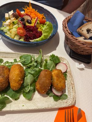 Poke bowl + croquettes (starters) at Artemisa Sol - Huertas in Madrid