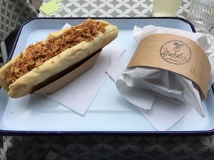Excellent vegan hot dog at Munchies in Bordeaux