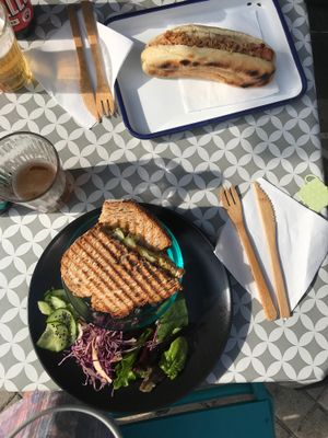 Grilled cheese and “white trash” hotdog at Munchies in Bordeaux