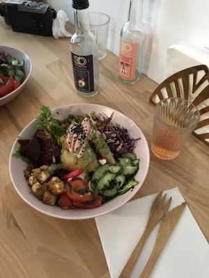 Salad of the day with kombucha at Munchies in Bordeaux