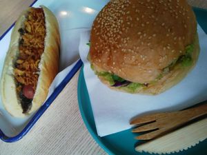 Hot Dog with seaweed tartare, smoked sausage and crispy onions ; avocado buns with fresh and tasty salad at Munchies in Bordeaux