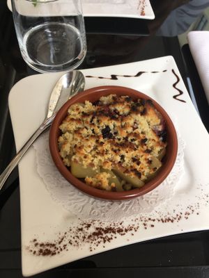 Crumble pomme / fruits rouges at La Petite Cuillère in Nancy