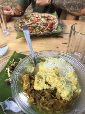 khoysuey & vegan pizza 😍 at Dharma Swasti in Kuilapalayam