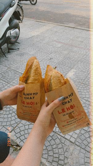 EN below  at Hoi Banh My Chay - Food Stall in Hoi An