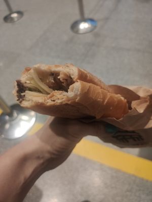 Lo pedí para llevar para luego coger un vuelo at Hoi Banh My Chay - Food Stall in Hoi An