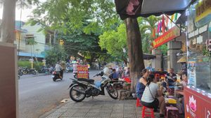 Stree view from the stand at Hoi Banh My Chay - Food Stall in Hoi An