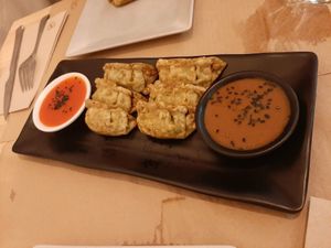Gyozas con salsa agridulce y crema de soja (sabe bastante a mostaza) at La Huella Vegana in Alcala De Henares