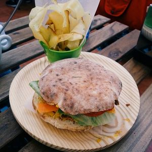 hamburguesa at La Huella Vegana in Alcala De Henares