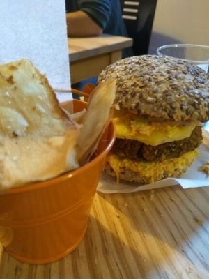 Hamburguesa Caroline Mon Amour at La Huella Vegana in Alcala De Henares
