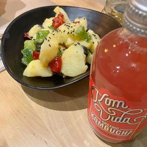 Kombucha y aperitivo  at La Huella Vegana in Alcala De Henares