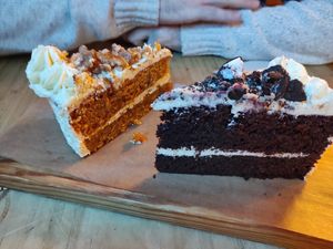Pastel de zanahoria y pastel de oreo at La Huerta de Almeria - Malasaña in Madrid