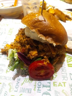 Hamburguesa de carne mechada at La Huerta de Almeria - Malasaña in Madrid